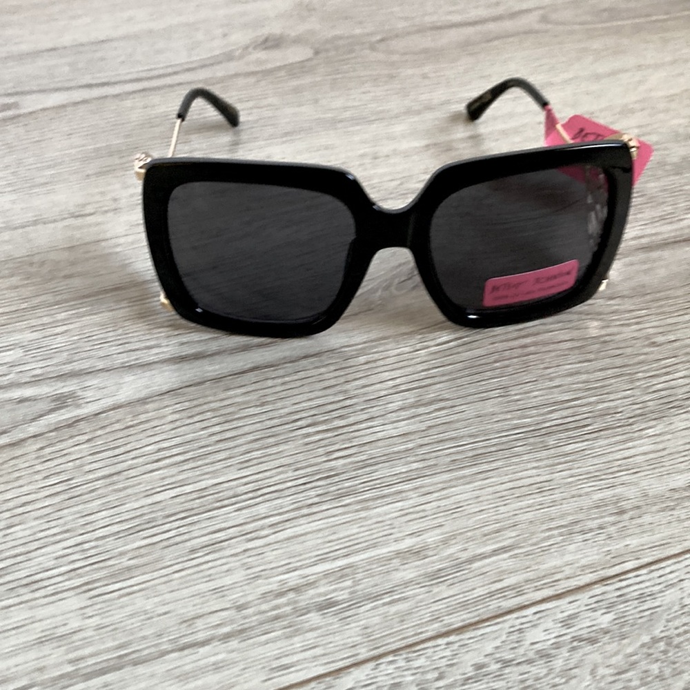 💕BETSEY JOHNNSON SUNGLASSES💕